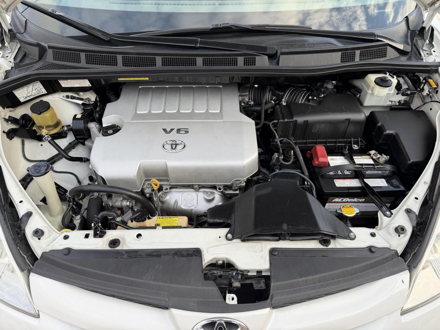2008 White /Beige Toyota Sienna XLE FWD (5TDZK22C38S) with an 3.5L V6 EFI DOHC 24V engine, 5-Speed Automatic Overdrive transmission, located at 1501 West 15th St., Houston, 77008, (713) 869-2925, 29.797941, -95.411789 - Photo#19