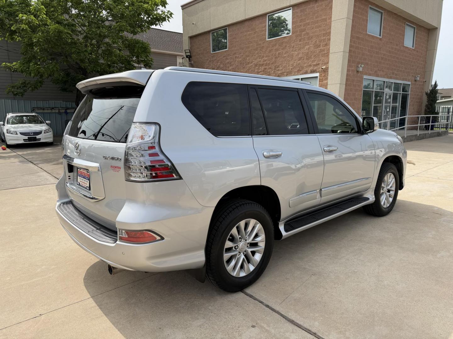 2015 Silver /Beige Lexus GX 460 Base (JTJBM7FX2F5) with an 4.6L V8 DOHC 32V engine, 6-Speed Automatic transmission, located at 1501 West 15th St., Houston, 77008, (713) 869-2925, 29.797941, -95.411789 - Photo#3
