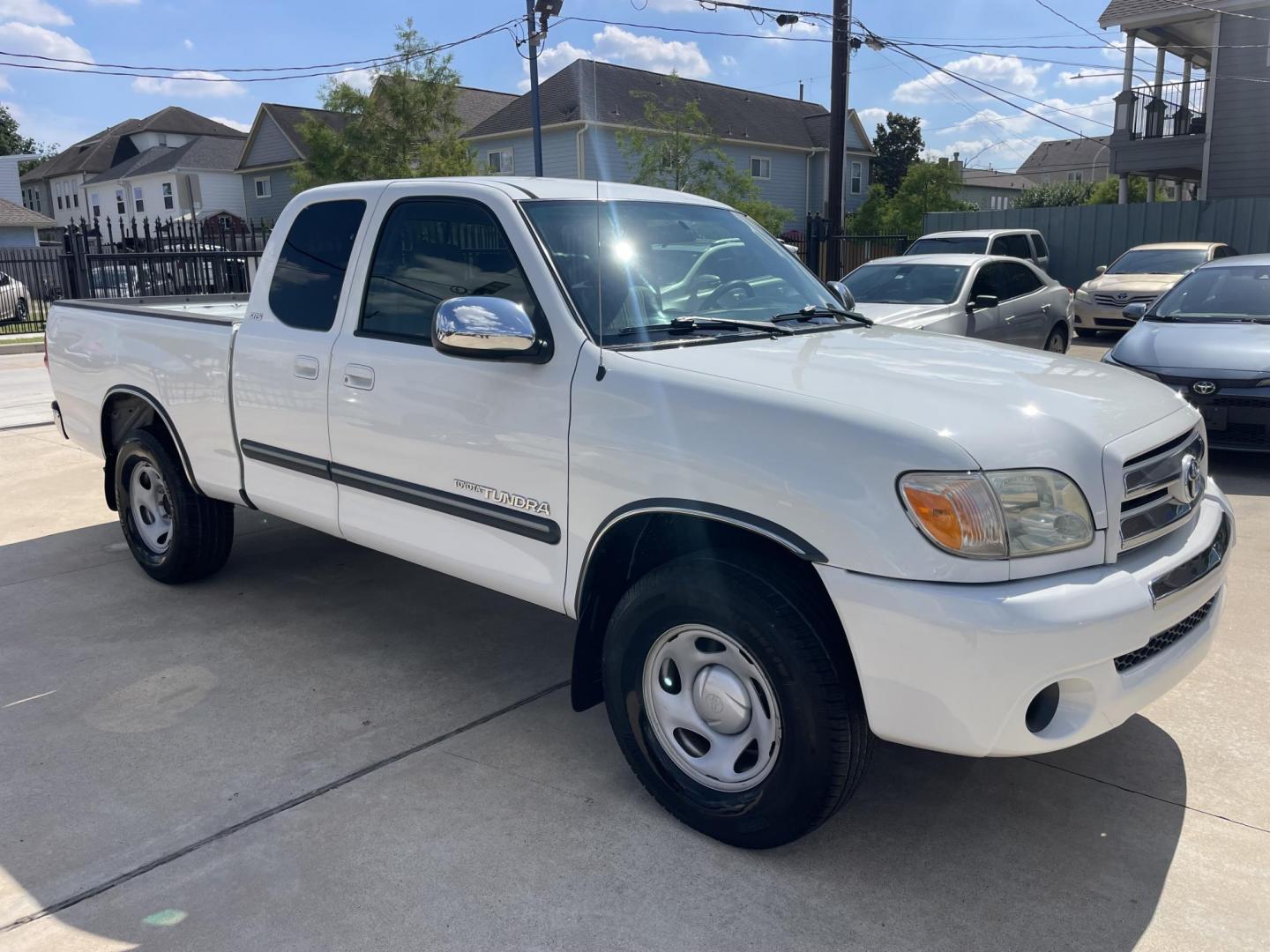 2005 White /Gray Toyota Tundra SR5 Access Cab 2WD (5TBRU34155S) with an 4.0L V6 DOHC 24V engine, Automatic transmission, located at 1501 West 15th St., Houston, 77008, (713) 869-2925, 29.797941, -95.411789 - Photo#1