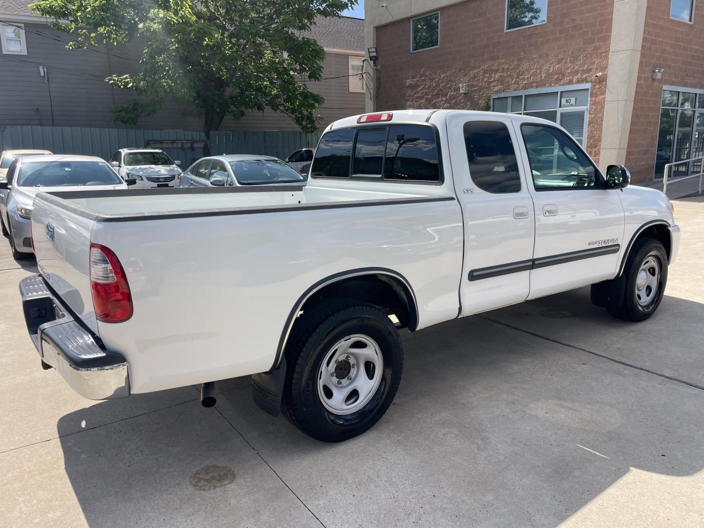 2005 White /Gray Toyota Tundra SR5 Access Cab 2WD (5TBRU34155S) with an 4.0L V6 DOHC 24V engine, Automatic transmission, located at 1501 West 15th St., Houston, 77008, (713) 869-2925, 29.797941, -95.411789 - Photo#2