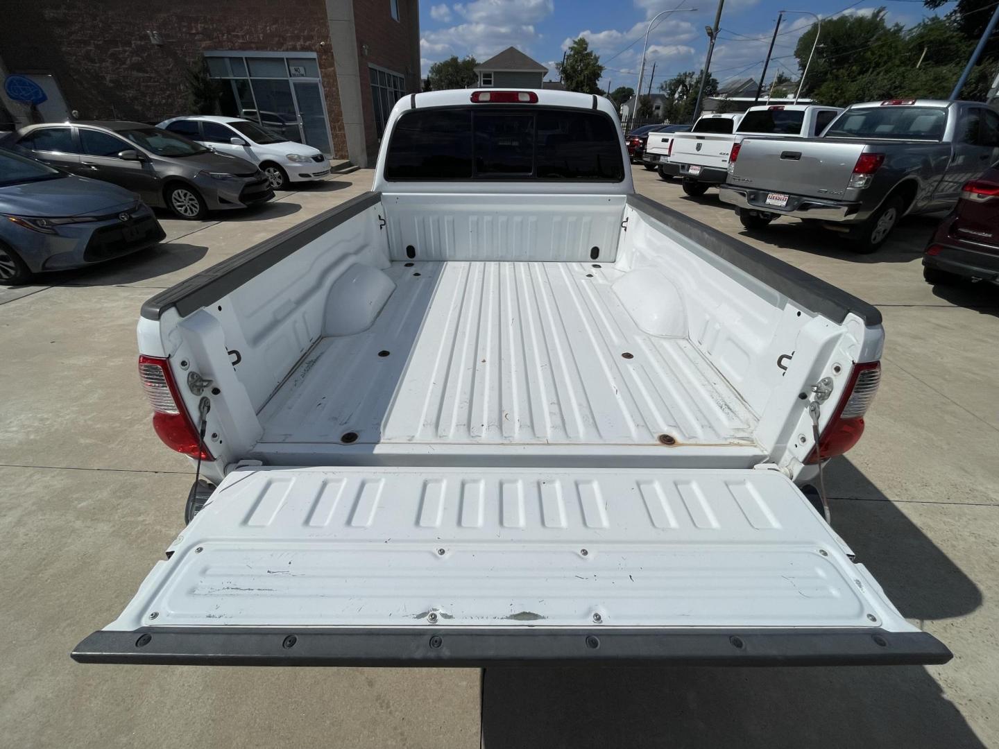 2005 White /Gray Toyota Tundra SR5 Access Cab 2WD (5TBRU34155S) with an 4.0L V6 DOHC 24V engine, Automatic transmission, located at 1501 West 15th St., Houston, 77008, (713) 869-2925, 29.797941, -95.411789 - Photo#4