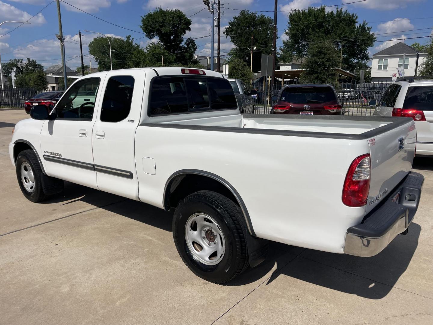 2005 White /Gray Toyota Tundra SR5 Access Cab 2WD (5TBRU34155S) with an 4.0L V6 DOHC 24V engine, Automatic transmission, located at 1501 West 15th St., Houston, 77008, (713) 869-2925, 29.797941, -95.411789 - Photo#3