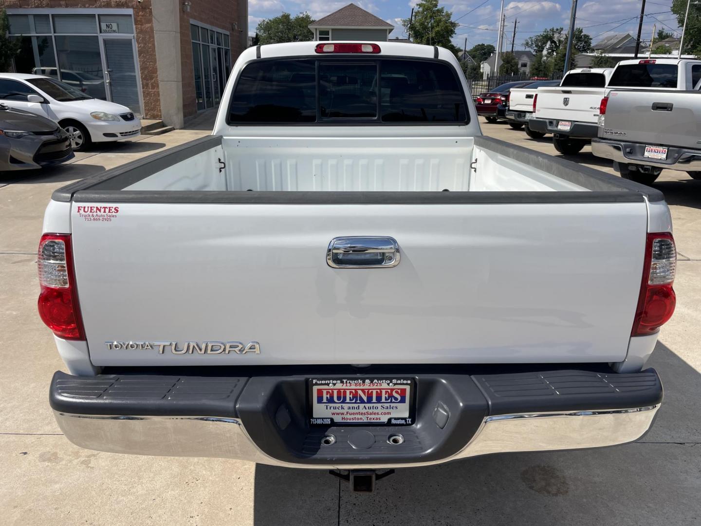 2005 White /Gray Toyota Tundra SR5 Access Cab 2WD (5TBRU34155S) with an 4.0L V6 DOHC 24V engine, Automatic transmission, located at 1501 West 15th St., Houston, 77008, (713) 869-2925, 29.797941, -95.411789 - Photo#5