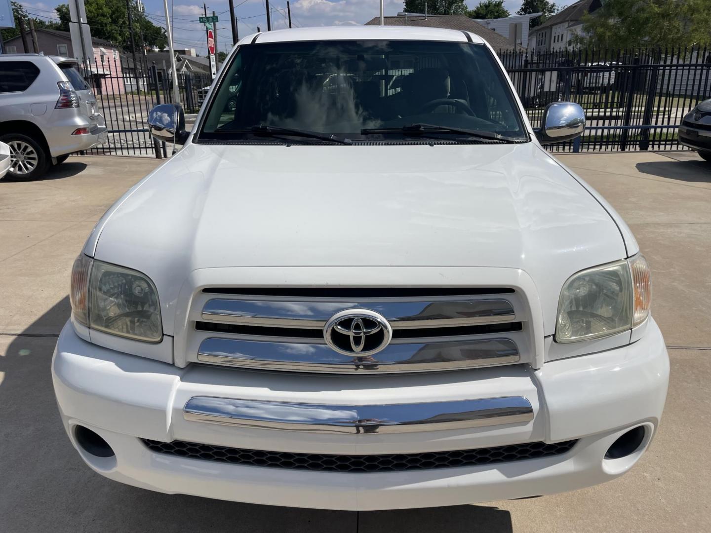 2005 White /Gray Toyota Tundra SR5 Access Cab 2WD (5TBRU34155S) with an 4.0L V6 DOHC 24V engine, Automatic transmission, located at 1501 West 15th St., Houston, 77008, (713) 869-2925, 29.797941, -95.411789 - Photo#6