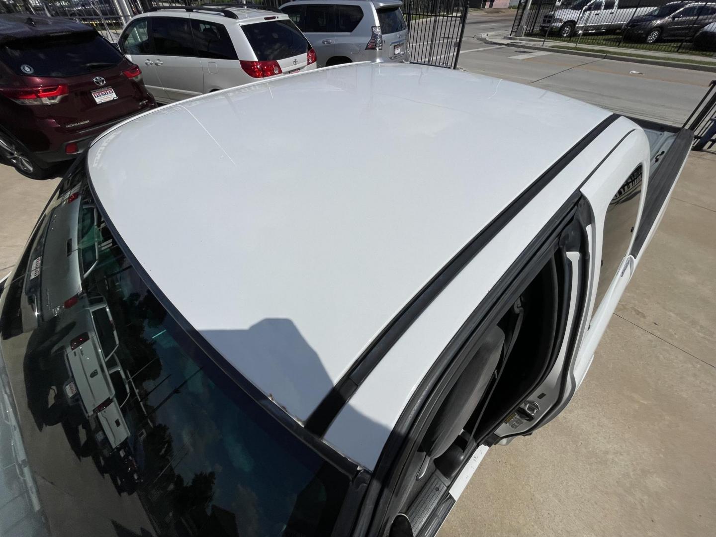 2005 White /Gray Toyota Tundra SR5 Access Cab 2WD (5TBRU34155S) with an 4.0L V6 DOHC 24V engine, Automatic transmission, located at 1501 West 15th St., Houston, 77008, (713) 869-2925, 29.797941, -95.411789 - Photo#9