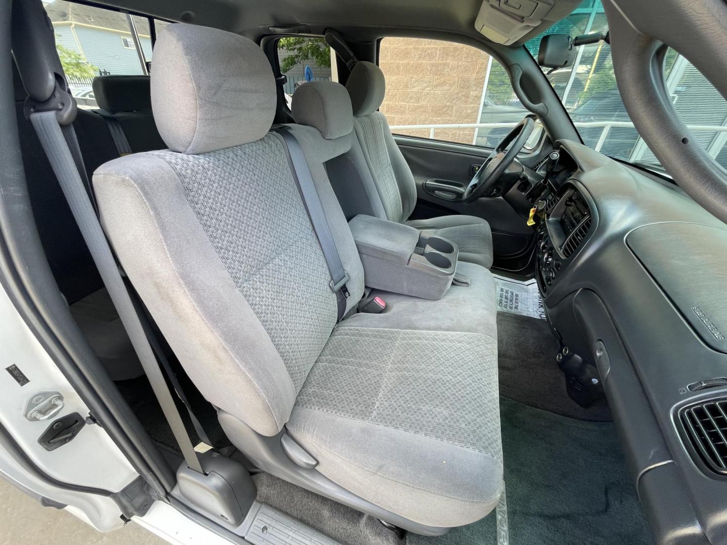 2005 White /Gray Toyota Tundra SR5 Access Cab 2WD (5TBRU34155S) with an 4.0L V6 DOHC 24V engine, Automatic transmission, located at 1501 West 15th St., Houston, 77008, (713) 869-2925, 29.797941, -95.411789 - Photo#15