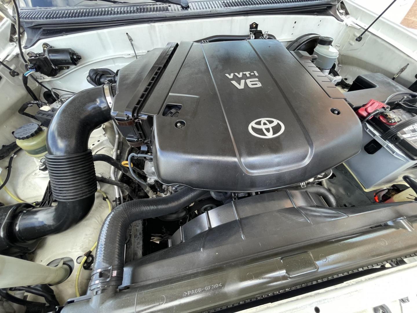 2005 White /Gray Toyota Tundra SR5 Access Cab 2WD (5TBRU34155S) with an 4.0L V6 DOHC 24V engine, Automatic transmission, located at 1501 West 15th St., Houston, 77008, (713) 869-2925, 29.797941, -95.411789 - Photo#19