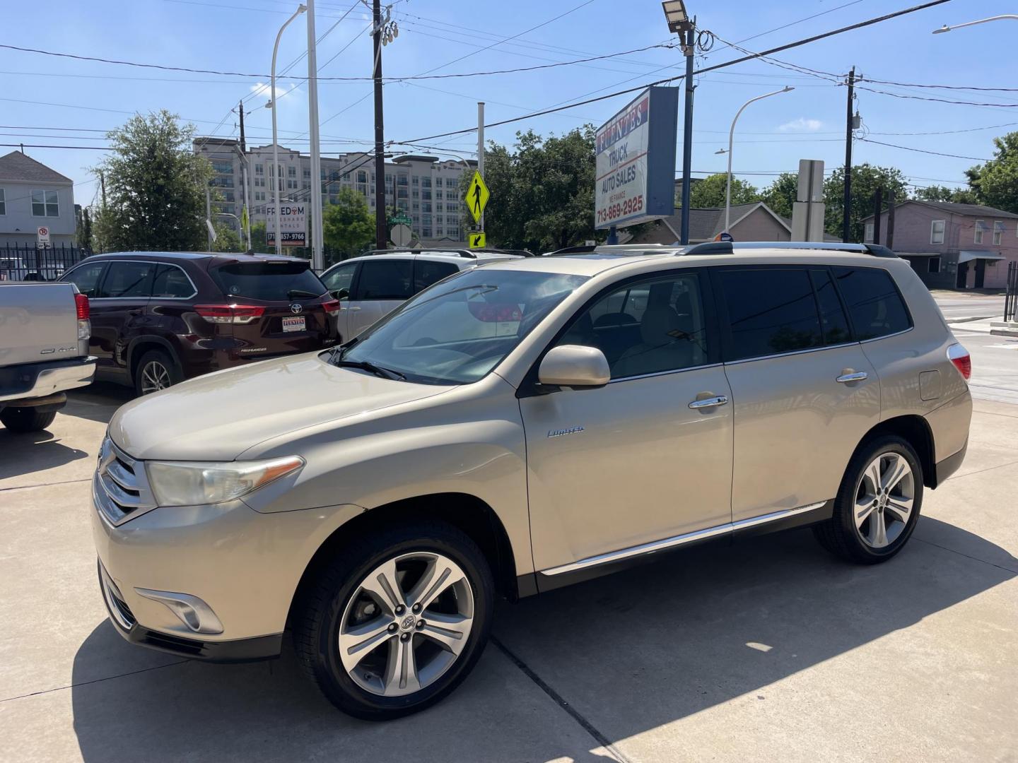 2012 Beige /Beige Toyota Highlander Limited 2WD (5TDYK3EH7CS) with an 3.5L V6 DOHC 24V engine, 5-Speed Automatic transmission, located at 1501 West 15th St., Houston, 77008, (713) 869-2925, 29.797941, -95.411789 - Photo#0