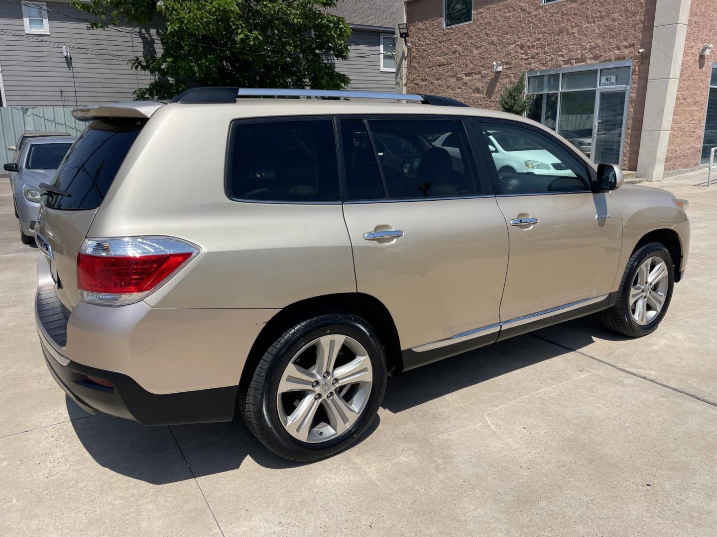 2012 Beige /Beige Toyota Highlander Limited 2WD (5TDYK3EH7CS) with an 3.5L V6 DOHC 24V engine, 5-Speed Automatic transmission, located at 1501 West 15th St., Houston, 77008, (713) 869-2925, 29.797941, -95.411789 - Photo#2