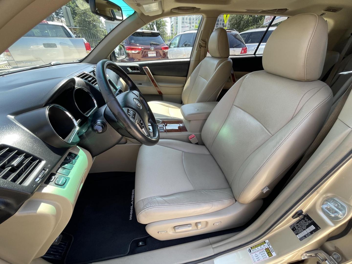 2012 Beige /Beige Toyota Highlander Limited 2WD (5TDYK3EH7CS) with an 3.5L V6 DOHC 24V engine, 5-Speed Automatic transmission, located at 1501 West 15th St., Houston, 77008, (713) 869-2925, 29.797941, -95.411789 - Photo#4