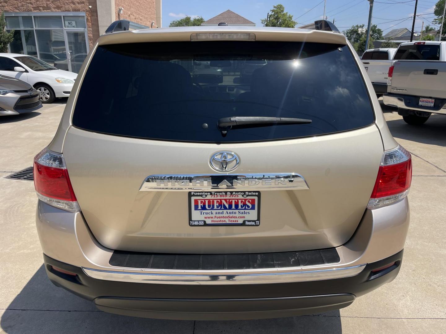 2012 Beige /Beige Toyota Highlander Limited 2WD (5TDYK3EH7CS) with an 3.5L V6 DOHC 24V engine, 5-Speed Automatic transmission, located at 1501 West 15th St., Houston, 77008, (713) 869-2925, 29.797941, -95.411789 - Photo#5