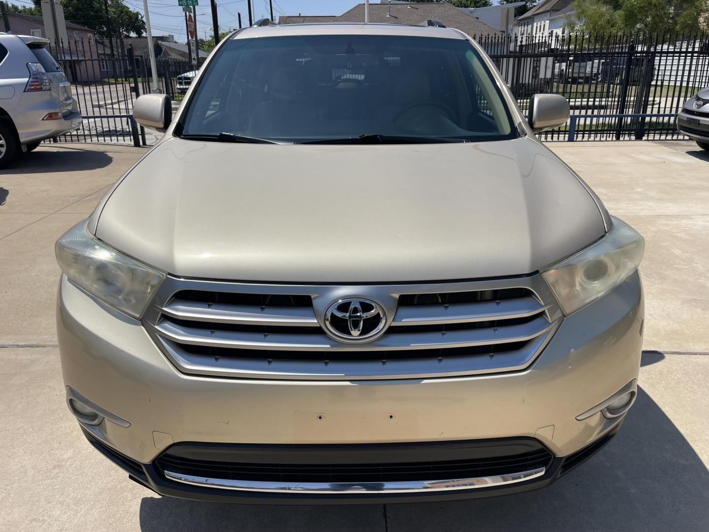 2012 Beige /Beige Toyota Highlander Limited 2WD (5TDYK3EH7CS) with an 3.5L V6 DOHC 24V engine, 5-Speed Automatic transmission, located at 1501 West 15th St., Houston, 77008, (713) 869-2925, 29.797941, -95.411789 - Photo#6