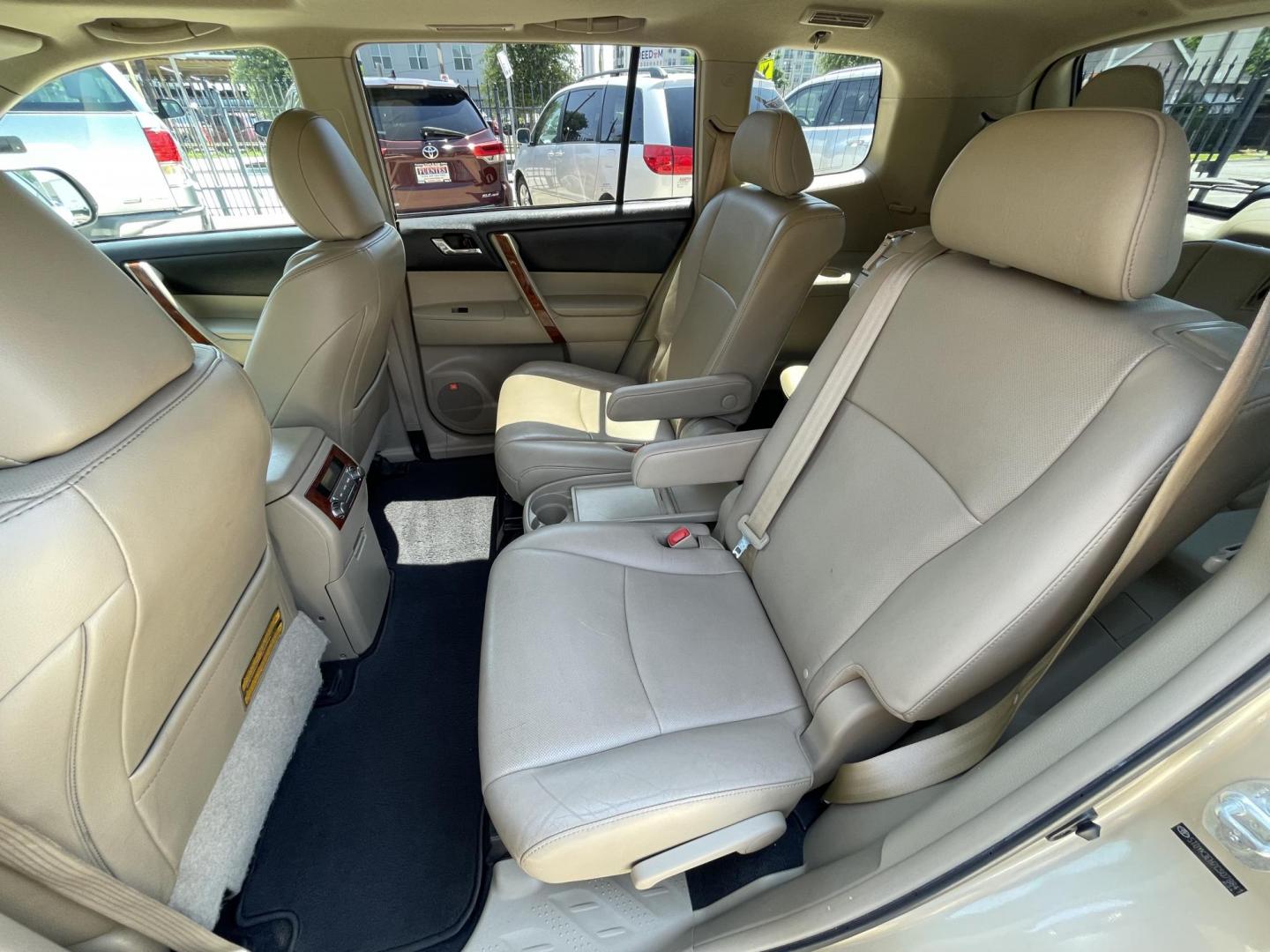 2012 Beige /Beige Toyota Highlander Limited 2WD (5TDYK3EH7CS) with an 3.5L V6 DOHC 24V engine, 5-Speed Automatic transmission, located at 1501 West 15th St., Houston, 77008, (713) 869-2925, 29.797941, -95.411789 - Photo#9