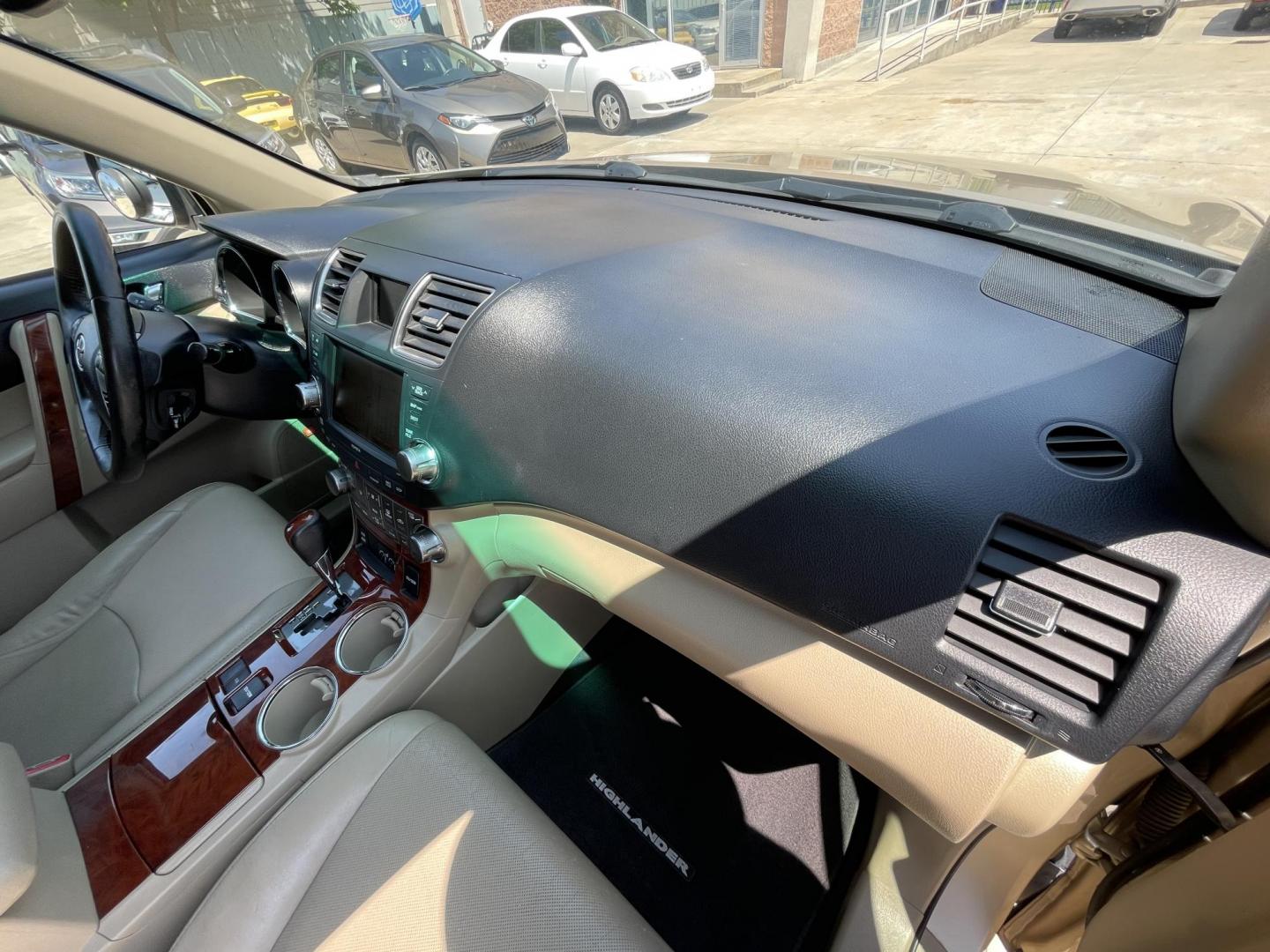 2012 Beige /Beige Toyota Highlander Limited 2WD (5TDYK3EH7CS) with an 3.5L V6 DOHC 24V engine, 5-Speed Automatic transmission, located at 1501 West 15th St., Houston, 77008, (713) 869-2925, 29.797941, -95.411789 - Photo#10