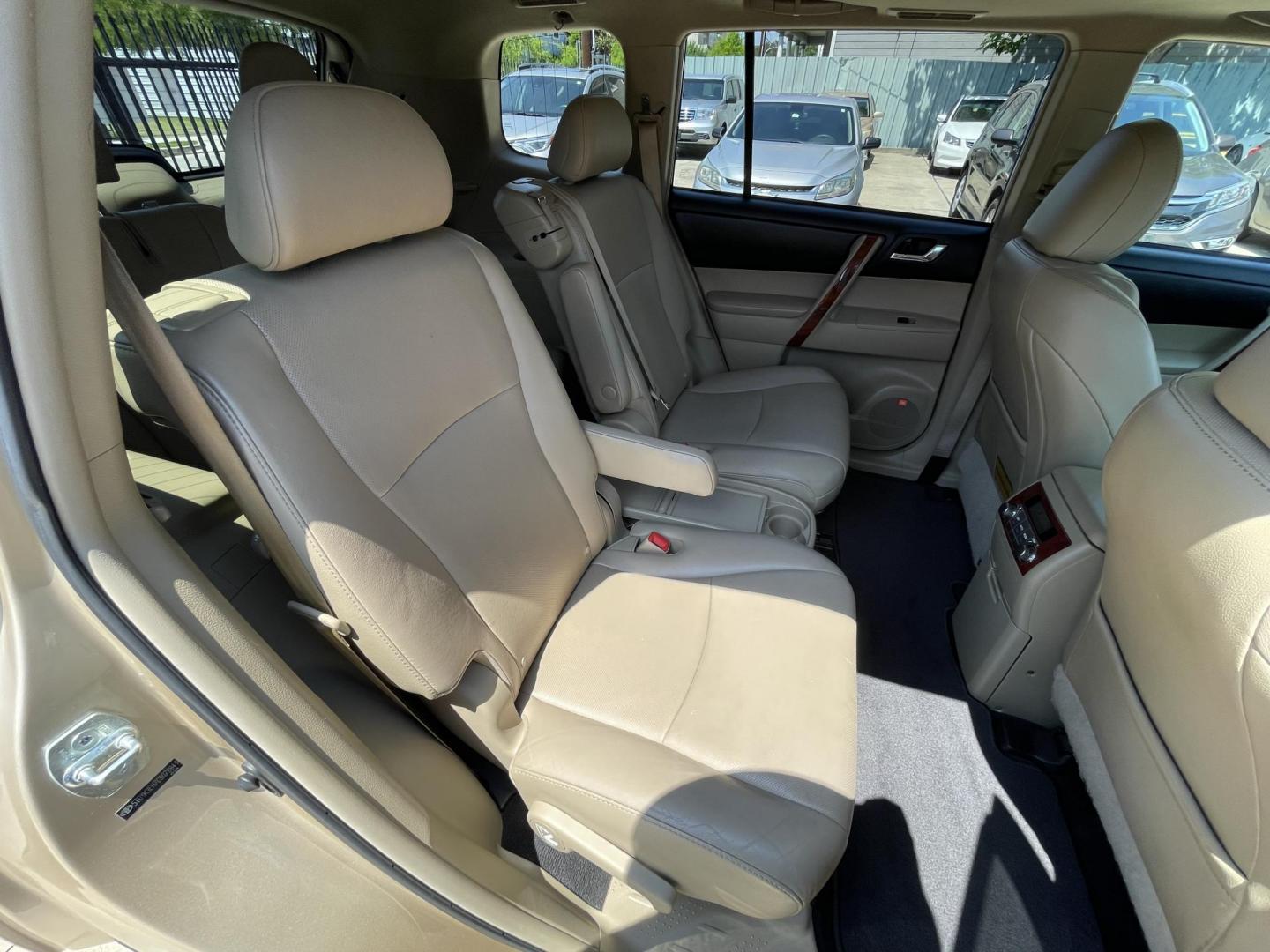 2012 Beige /Beige Toyota Highlander Limited 2WD (5TDYK3EH7CS) with an 3.5L V6 DOHC 24V engine, 5-Speed Automatic transmission, located at 1501 West 15th St., Houston, 77008, (713) 869-2925, 29.797941, -95.411789 - Photo#12