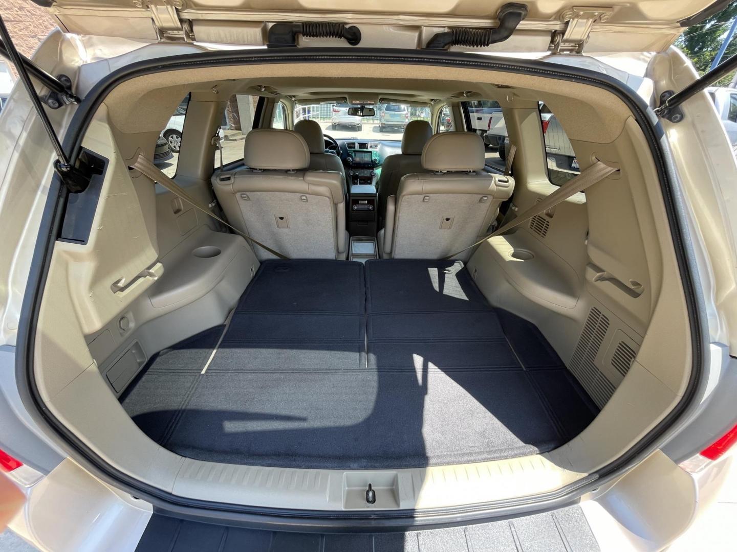 2012 Beige /Beige Toyota Highlander Limited 2WD (5TDYK3EH7CS) with an 3.5L V6 DOHC 24V engine, 5-Speed Automatic transmission, located at 1501 West 15th St., Houston, 77008, (713) 869-2925, 29.797941, -95.411789 - Photo#15