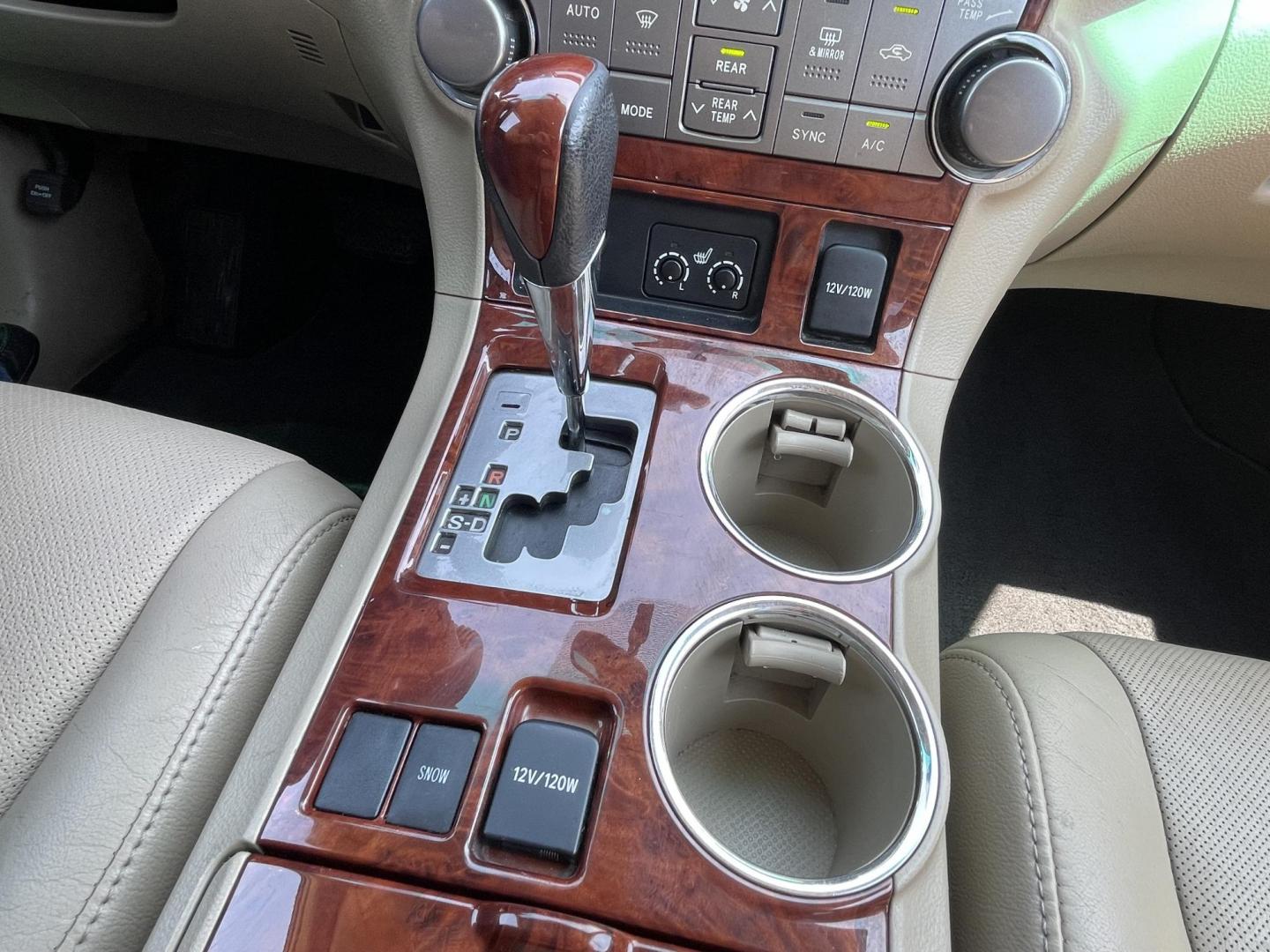 2012 Beige /Beige Toyota Highlander Limited 2WD (5TDYK3EH7CS) with an 3.5L V6 DOHC 24V engine, 5-Speed Automatic transmission, located at 1501 West 15th St., Houston, 77008, (713) 869-2925, 29.797941, -95.411789 - Photo#20