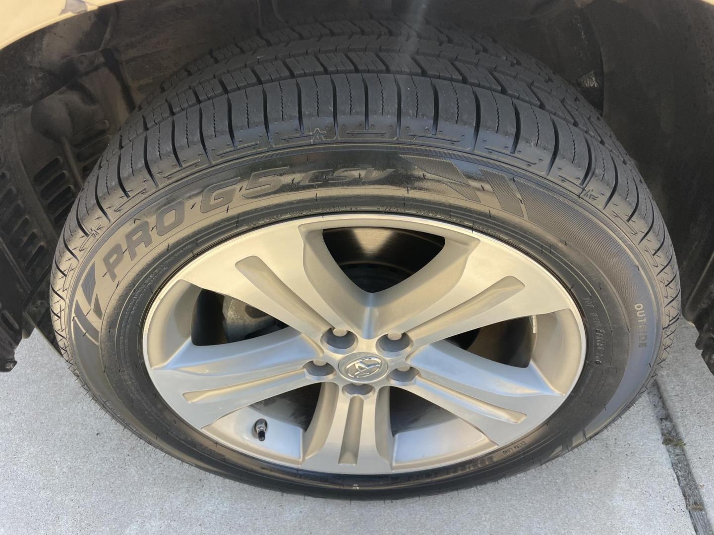 2012 Beige /Beige Toyota Highlander Limited 2WD (5TDYK3EH7CS) with an 3.5L V6 DOHC 24V engine, 5-Speed Automatic transmission, located at 1501 West 15th St., Houston, 77008, (713) 869-2925, 29.797941, -95.411789 - Photo#23