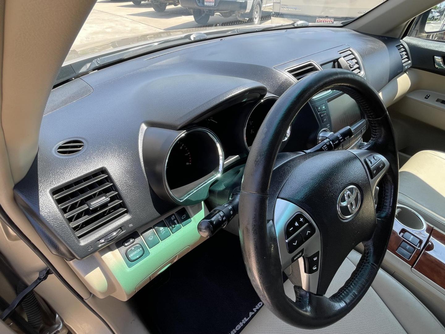 2012 Beige /Beige Toyota Highlander Limited 2WD (5TDYK3EH7CS) with an 3.5L V6 DOHC 24V engine, 5-Speed Automatic transmission, located at 1501 West 15th St., Houston, 77008, (713) 869-2925, 29.797941, -95.411789 - Photo#24