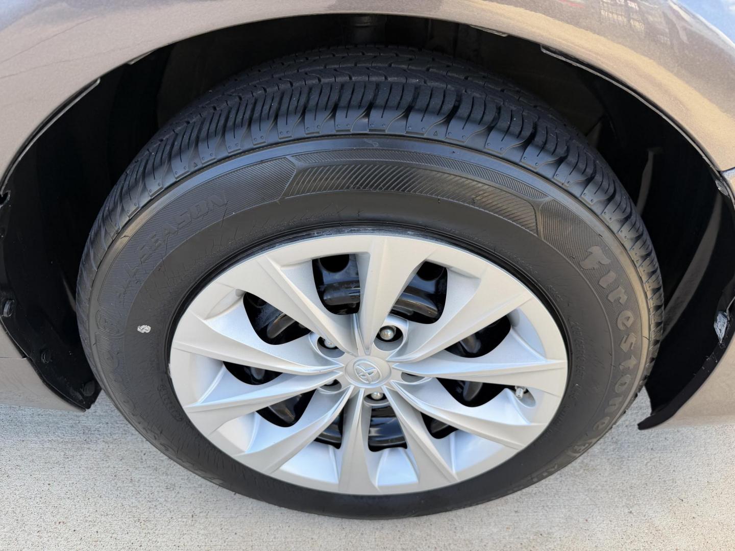 2015 Gray /Gray Toyota Camry LE (4T1BF1FK7FU) with an 2.5L L4 DOHC 16V engine, 6-Speed Automatic transmission, located at 1501 West 15th St., Houston, 77008, (713) 869-2925, 29.797941, -95.411789 - Photo#8