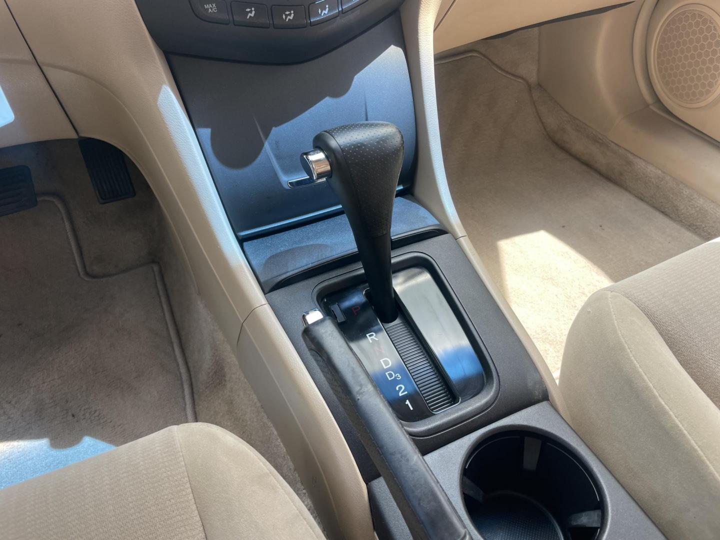 2004 Green /Beige Honda Accord LX sedan AT (3HGCM56384G) with an 2.4L L4 DOHC 16V engine, 5-Speed Automatic Overdrive transmission, located at 1501 West 15th St., Houston, 77008, (713) 869-2925, 29.797941, -95.411789 - Photo#14