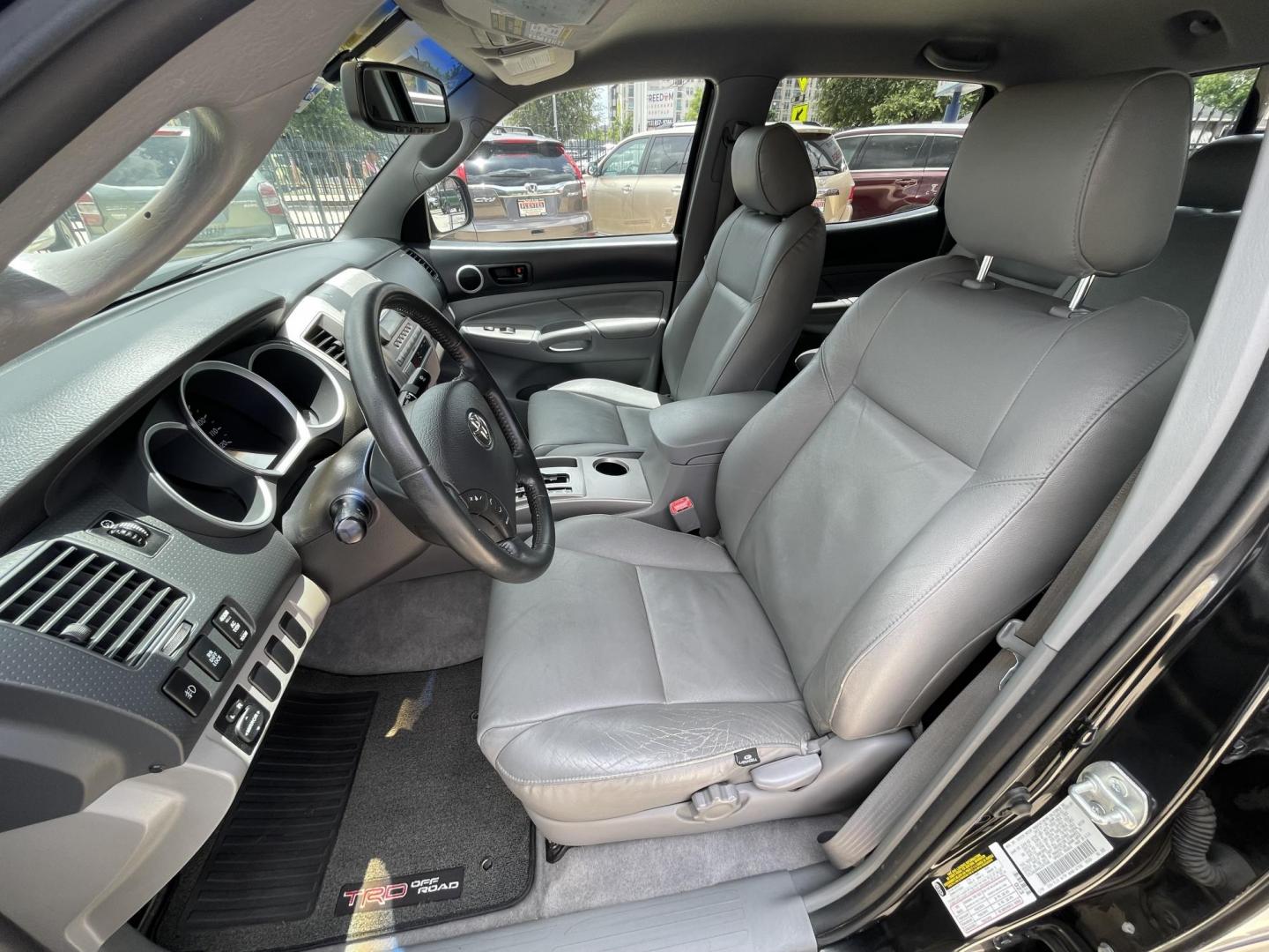 2006 Black /Silver Toyota Tacoma PreRunner Double Cab V6 Auto 2WD (5TEJU62N46Z) with an 4.0L V6 DOHC 24V engine, 5-Speed Automatic Overdrive transmission, located at 1501 West 15th St., Houston, 77008, (713) 869-2925, 29.797941, -95.411789 - Photo#4