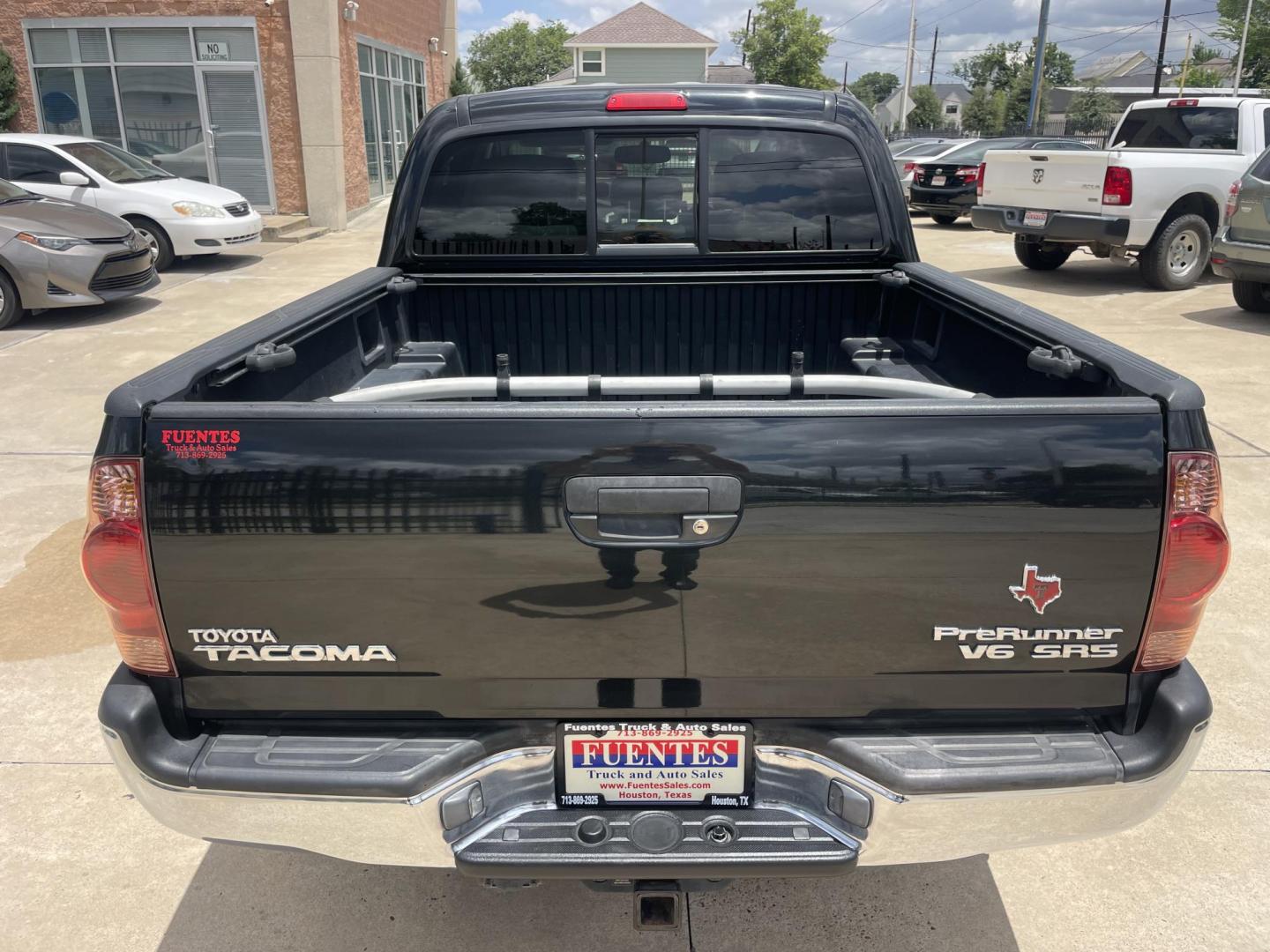 2006 Black /Silver Toyota Tacoma PreRunner Double Cab V6 Auto 2WD (5TEJU62N46Z) with an 4.0L V6 DOHC 24V engine, 5-Speed Automatic Overdrive transmission, located at 1501 West 15th St., Houston, 77008, (713) 869-2925, 29.797941, -95.411789 - Photo#6