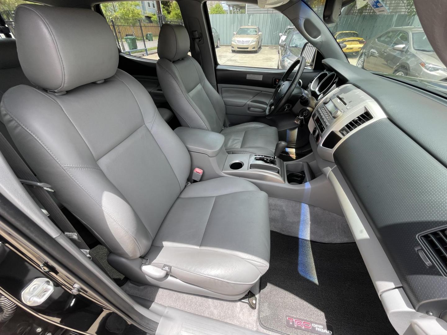2006 Black /Silver Toyota Tacoma PreRunner Double Cab V6 Auto 2WD (5TEJU62N46Z) with an 4.0L V6 DOHC 24V engine, 5-Speed Automatic Overdrive transmission, located at 1501 West 15th St., Houston, 77008, (713) 869-2925, 29.797941, -95.411789 - Photo#8