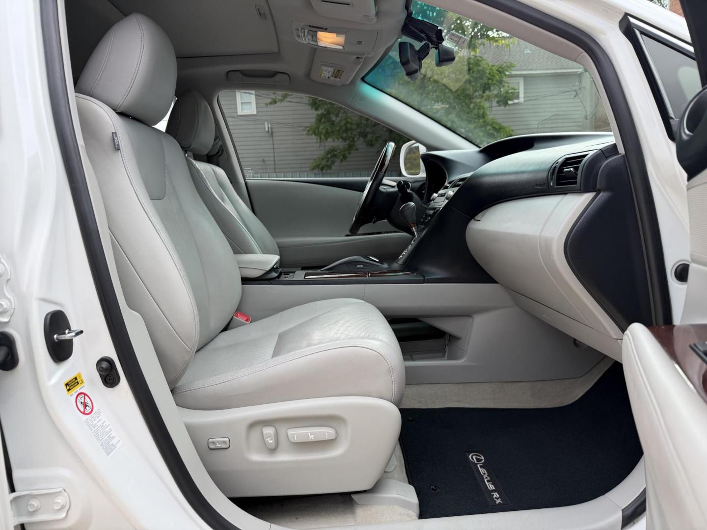 2012 White /Silver Lexus RX 350 FWD (JTJZK1BA5C2) with an 3.5L V6 DOHC 24V engine, 5-Speed Automatic transmission, located at 1501 West 15th St., Houston, 77008, (713) 869-2925, 29.797941, -95.411789- Photo#2