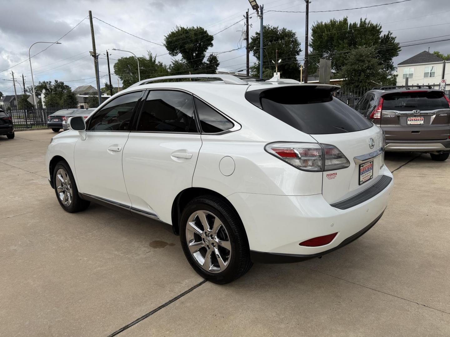 2012 White /Silver Lexus RX 350 FWD (JTJZK1BA5C2) with an 3.5L V6 DOHC 24V engine, 5-Speed Automatic transmission, located at 1501 West 15th St., Houston, 77008, (713) 869-2925, 29.797941, -95.411789- Photo#3