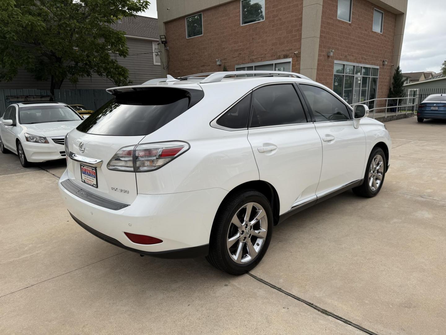 2012 White /Silver Lexus RX 350 FWD (JTJZK1BA5C2) with an 3.5L V6 DOHC 24V engine, 5-Speed Automatic transmission, located at 1501 West 15th St., Houston, 77008, (713) 869-2925, 29.797941, -95.411789- Photo#4