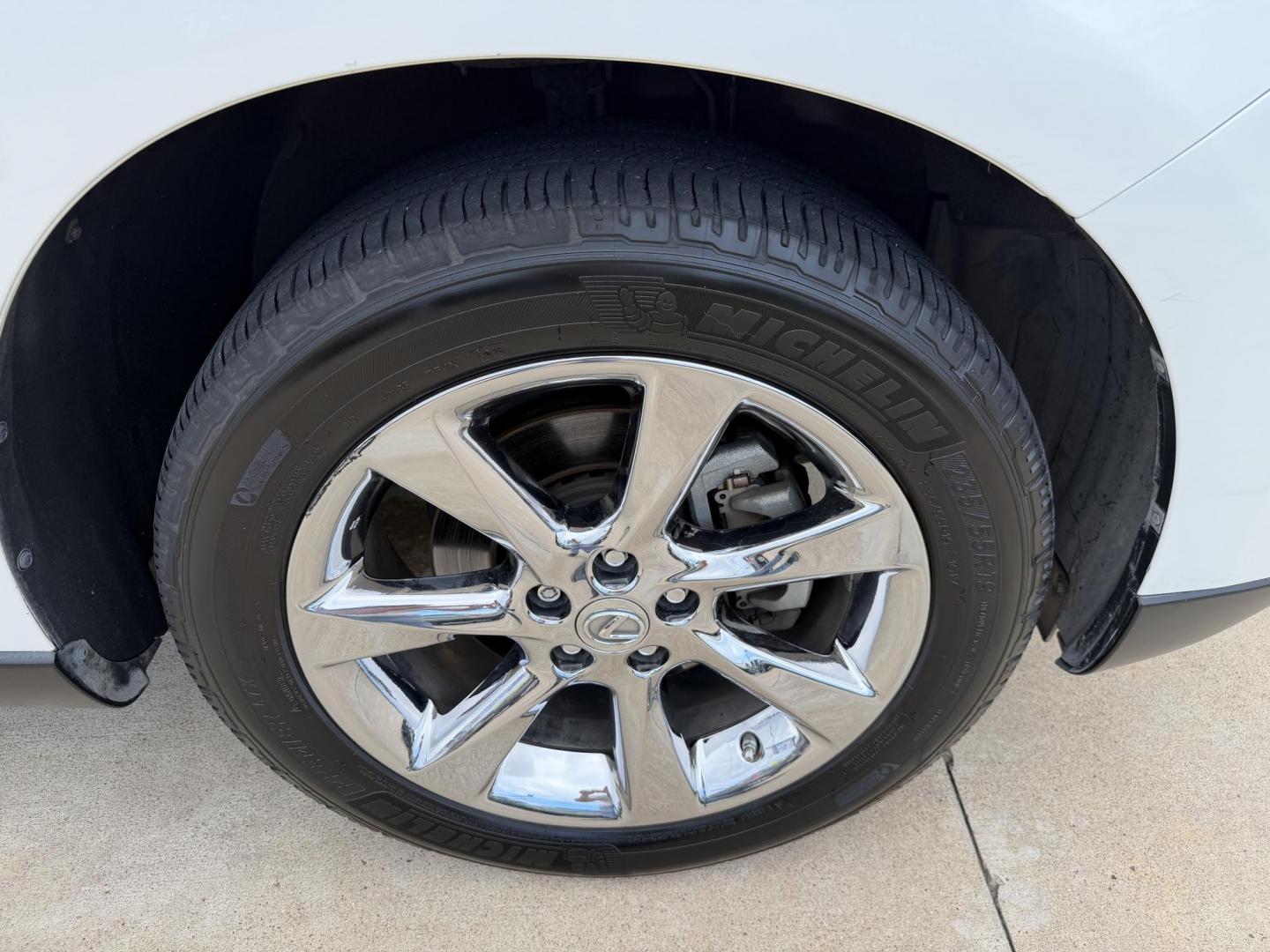 2012 White /Silver Lexus RX 350 FWD (JTJZK1BA5C2) with an 3.5L V6 DOHC 24V engine, 5-Speed Automatic transmission, located at 1501 West 15th St., Houston, 77008, (713) 869-2925, 29.797941, -95.411789- Photo#12