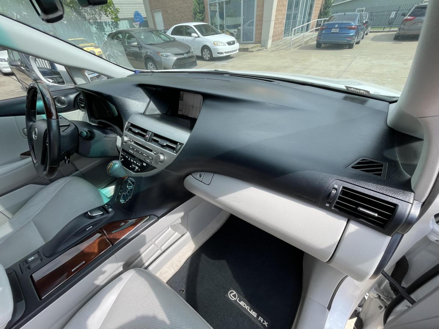 2012 White /Silver Lexus RX 350 FWD (JTJZK1BA5C2) with an 3.5L V6 DOHC 24V engine, 5-Speed Automatic transmission, located at 1501 West 15th St., Houston, 77008, (713) 869-2925, 29.797941, -95.411789- Photo#18