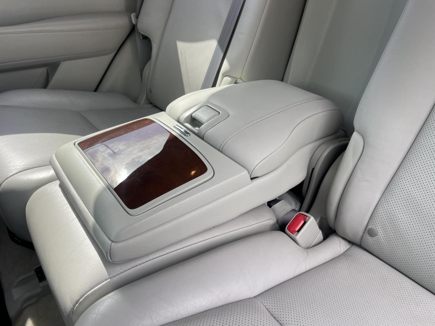 2012 White /Silver Lexus RX 350 FWD (JTJZK1BA5C2) with an 3.5L V6 DOHC 24V engine, 5-Speed Automatic transmission, located at 1501 West 15th St., Houston, 77008, (713) 869-2925, 29.797941, -95.411789- Photo#20