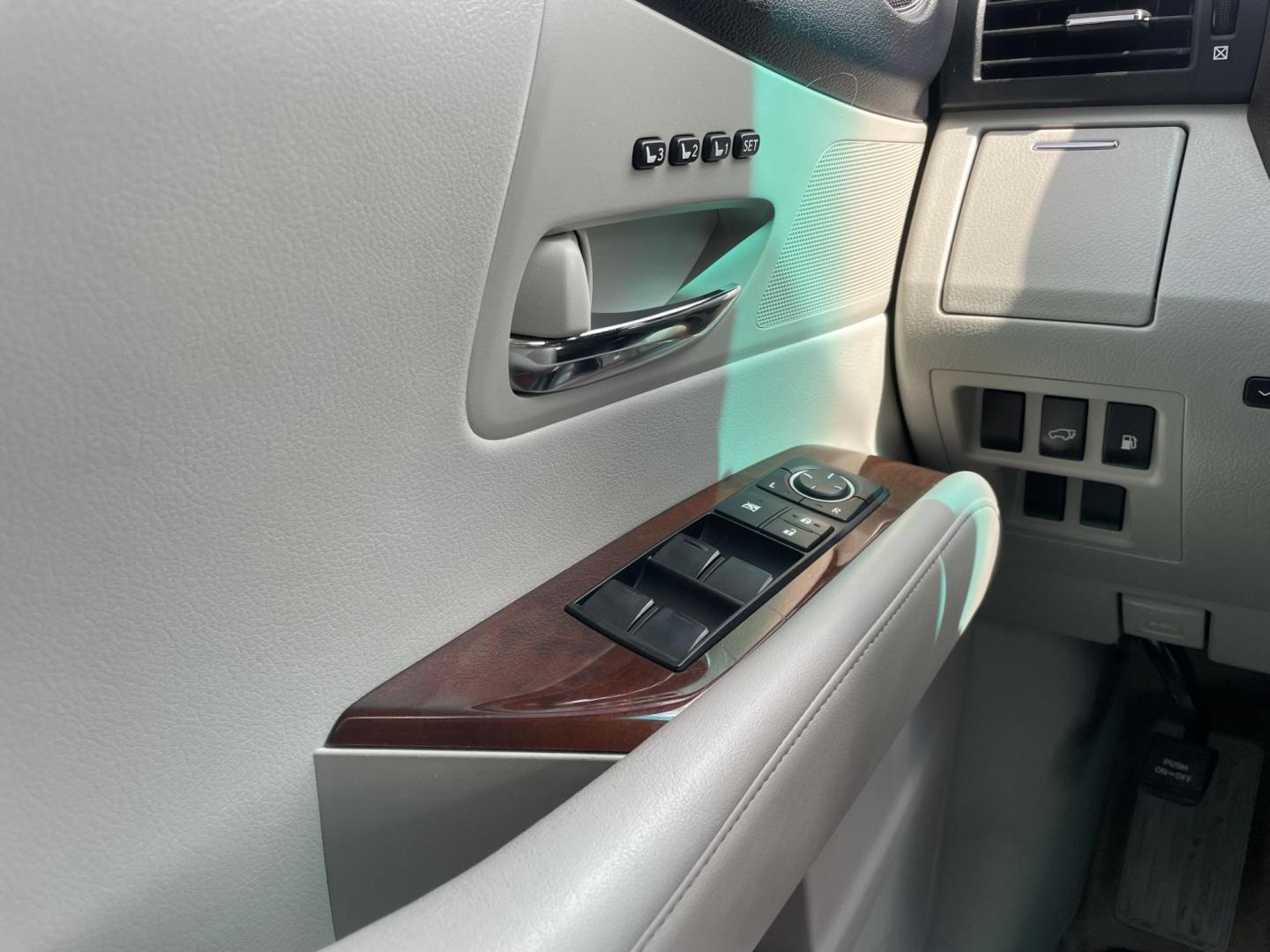 2012 White /Silver Lexus RX 350 FWD (JTJZK1BA5C2) with an 3.5L V6 DOHC 24V engine, 5-Speed Automatic transmission, located at 1501 West 15th St., Houston, 77008, (713) 869-2925, 29.797941, -95.411789- Photo#24