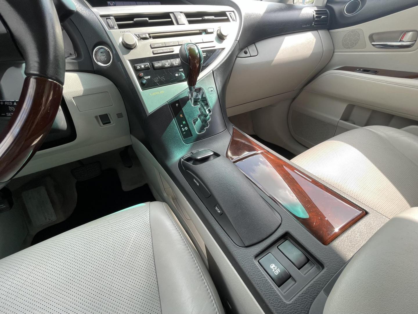 2012 White /Silver Lexus RX 350 FWD (JTJZK1BA5C2) with an 3.5L V6 DOHC 24V engine, 5-Speed Automatic transmission, located at 1501 West 15th St., Houston, 77008, (713) 869-2925, 29.797941, -95.411789- Photo#26
