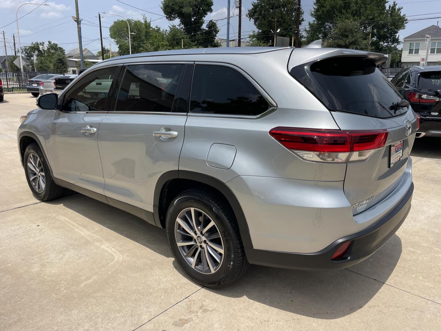 2019 Silver /Black Toyota Highlander XLE FWD V6 (5TDKZRFH0KS) with an 3.5L V6 DOHC 24V engine, 6A transmission, located at 1501 West 15th St., Houston, 77008, (713) 869-2925, 29.797941, -95.411789 - Photo#1