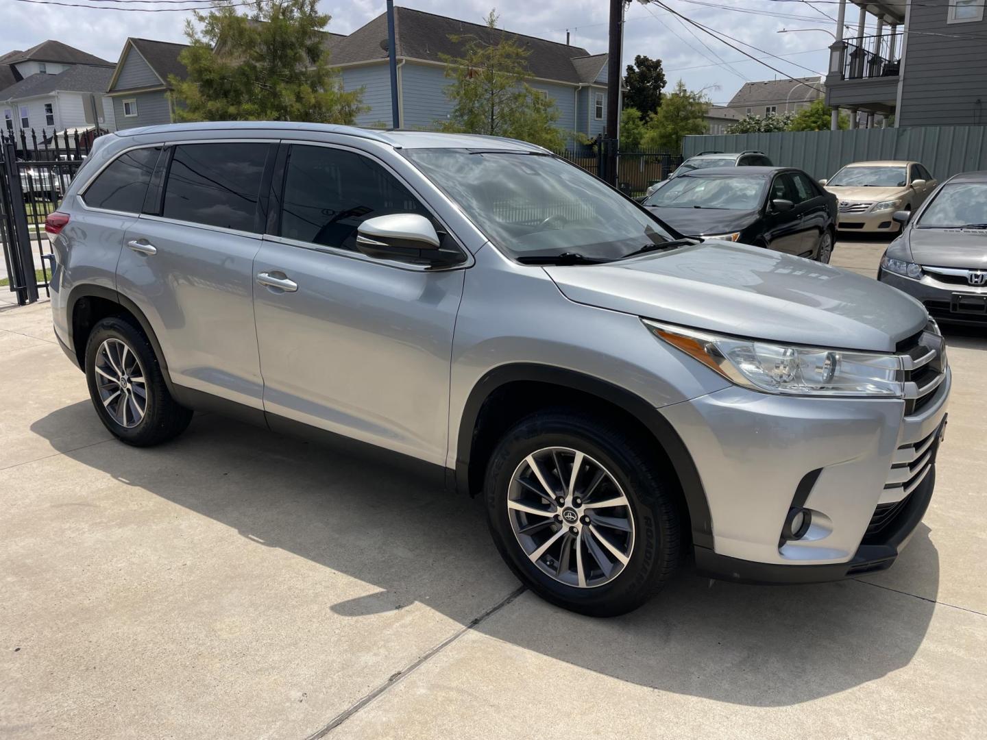 2019 Silver /Black Toyota Highlander XLE FWD V6 (5TDKZRFH0KS) with an 3.5L V6 DOHC 24V engine, 6A transmission, located at 1501 West 15th St., Houston, 77008, (713) 869-2925, 29.797941, -95.411789 - Photo#3