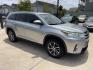 2019 Silver /Black Toyota Highlander XLE FWD V6 (5TDKZRFH0KS) with an 3.5L V6 DOHC 24V engine, 6A transmission, located at 1501 West 15th St., Houston, 77008, (713) 869-2925, 29.797941, -95.411789 - Photo#3