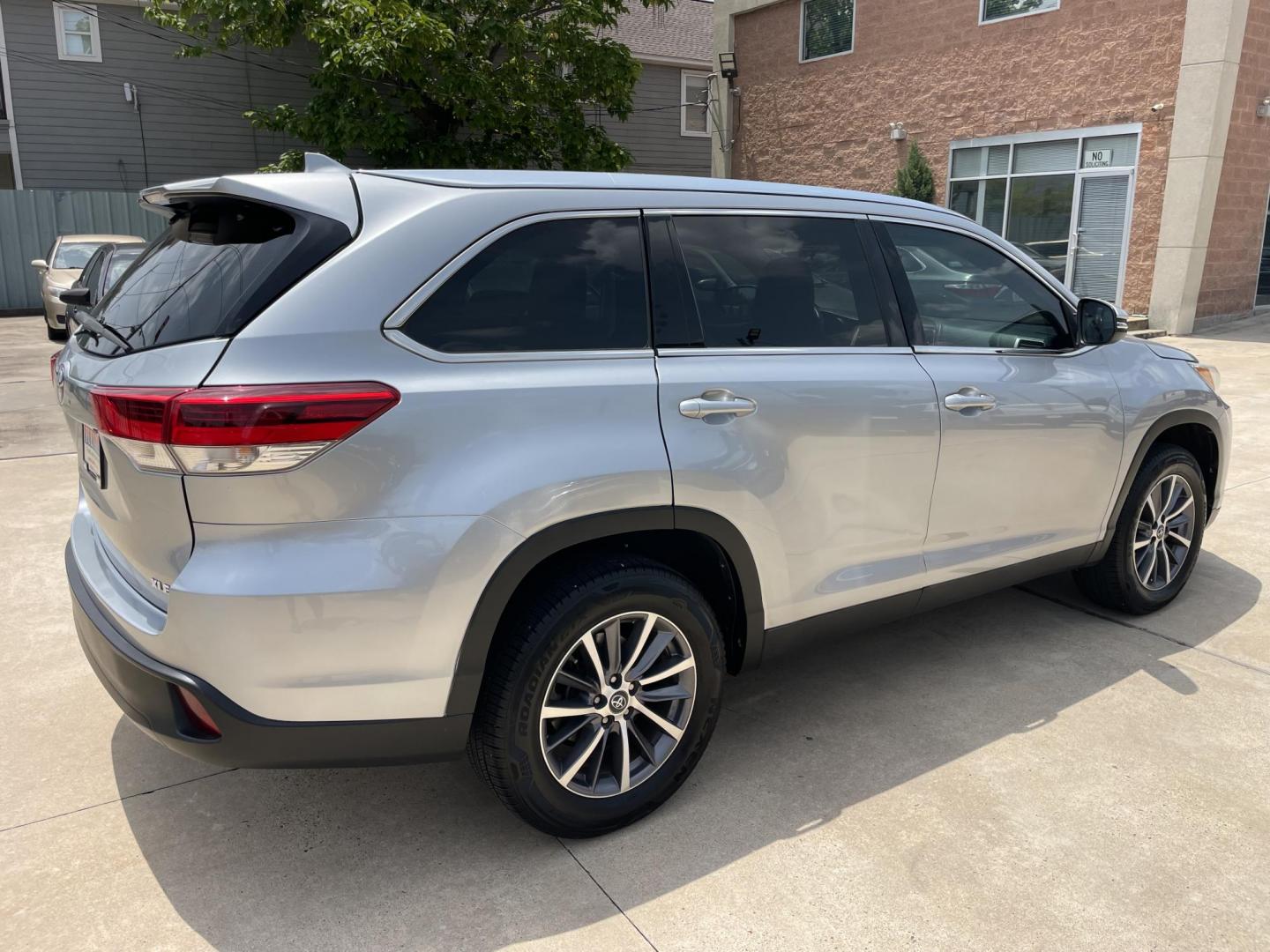 2019 Silver /Black Toyota Highlander XLE FWD V6 (5TDKZRFH0KS) with an 3.5L V6 DOHC 24V engine, 6A transmission, located at 1501 West 15th St., Houston, 77008, (713) 869-2925, 29.797941, -95.411789 - Photo#2