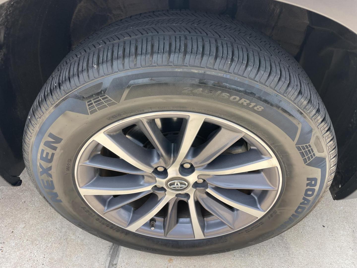 2019 Silver /Black Toyota Highlander XLE FWD V6 (5TDKZRFH0KS) with an 3.5L V6 DOHC 24V engine, 6A transmission, located at 1501 West 15th St., Houston, 77008, (713) 869-2925, 29.797941, -95.411789 - Photo#4