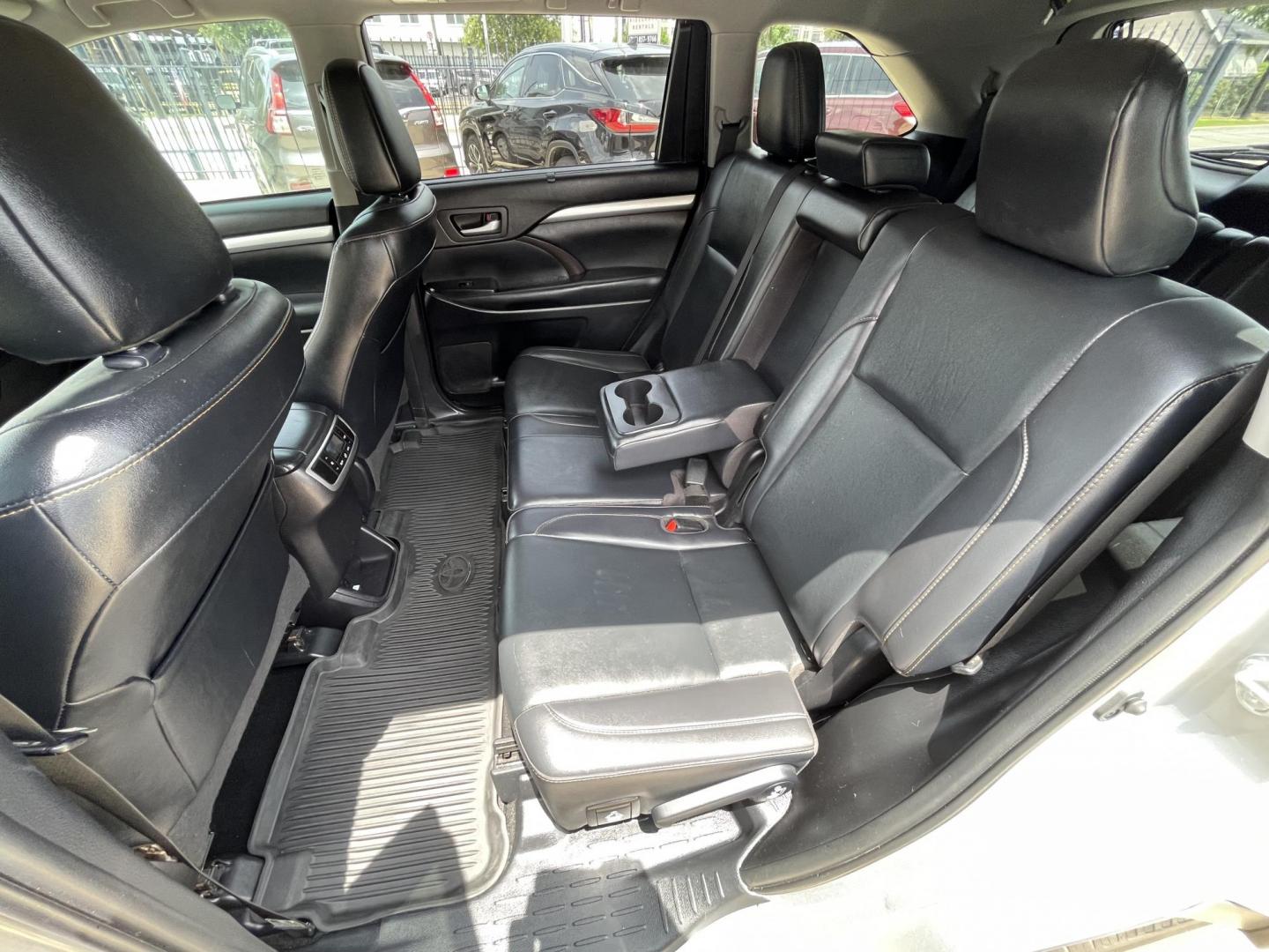 2019 Silver /Black Toyota Highlander XLE FWD V6 (5TDKZRFH0KS) with an 3.5L V6 DOHC 24V engine, 6A transmission, located at 1501 West 15th St., Houston, 77008, (713) 869-2925, 29.797941, -95.411789 - Photo#7