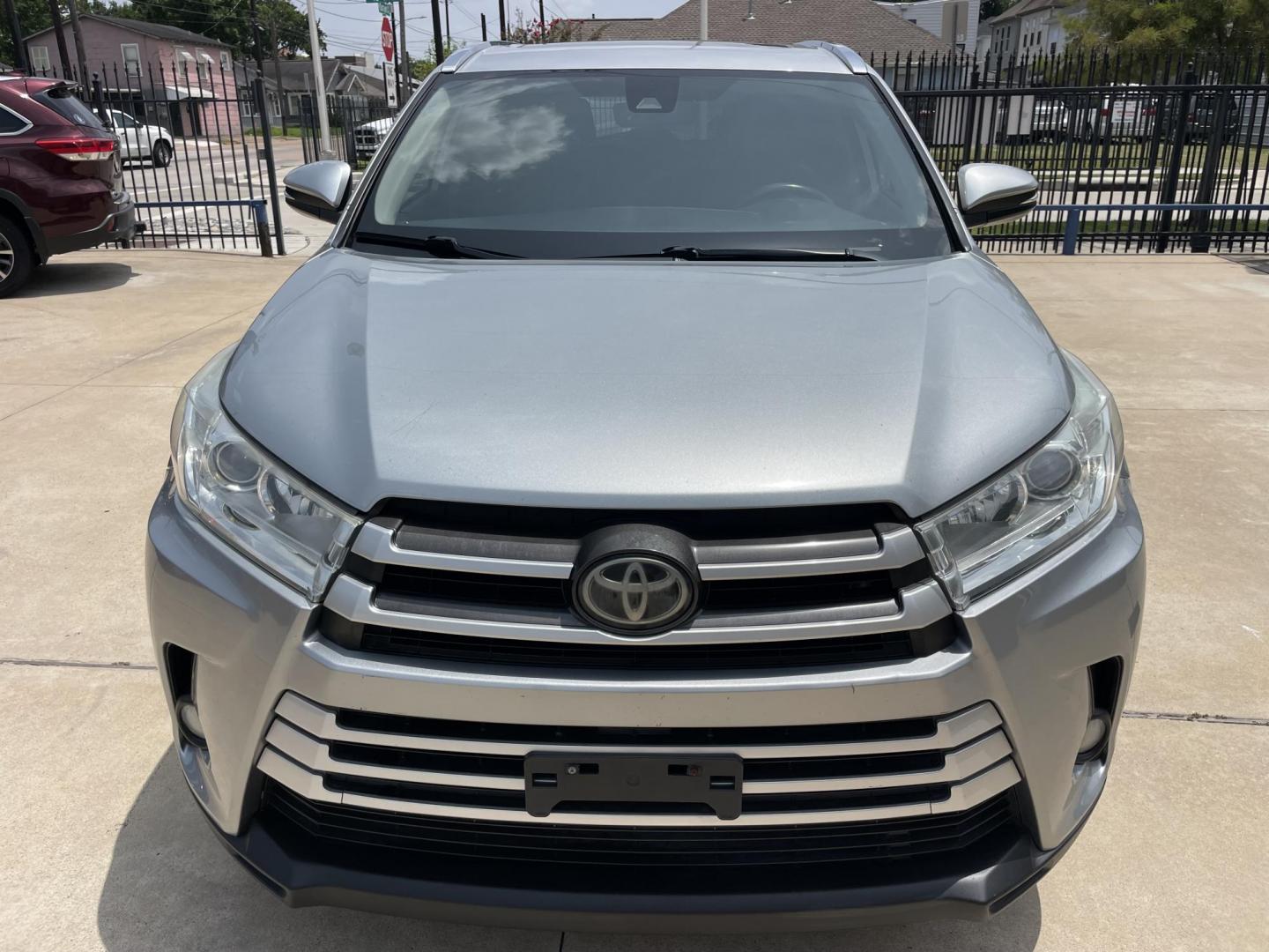 2019 Silver /Black Toyota Highlander XLE FWD V6 (5TDKZRFH0KS) with an 3.5L V6 DOHC 24V engine, 6A transmission, located at 1501 West 15th St., Houston, 77008, (713) 869-2925, 29.797941, -95.411789 - Photo#5