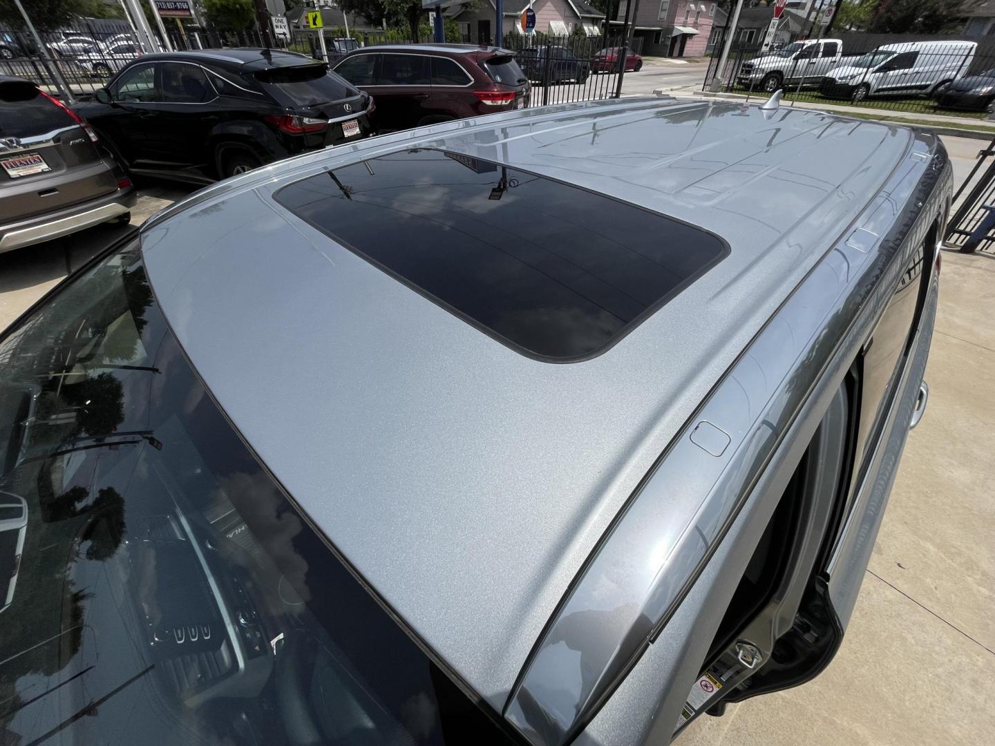 2019 Silver /Black Toyota Highlander XLE FWD V6 (5TDKZRFH0KS) with an 3.5L V6 DOHC 24V engine, 6A transmission, located at 1501 West 15th St., Houston, 77008, (713) 869-2925, 29.797941, -95.411789 - Photo#9