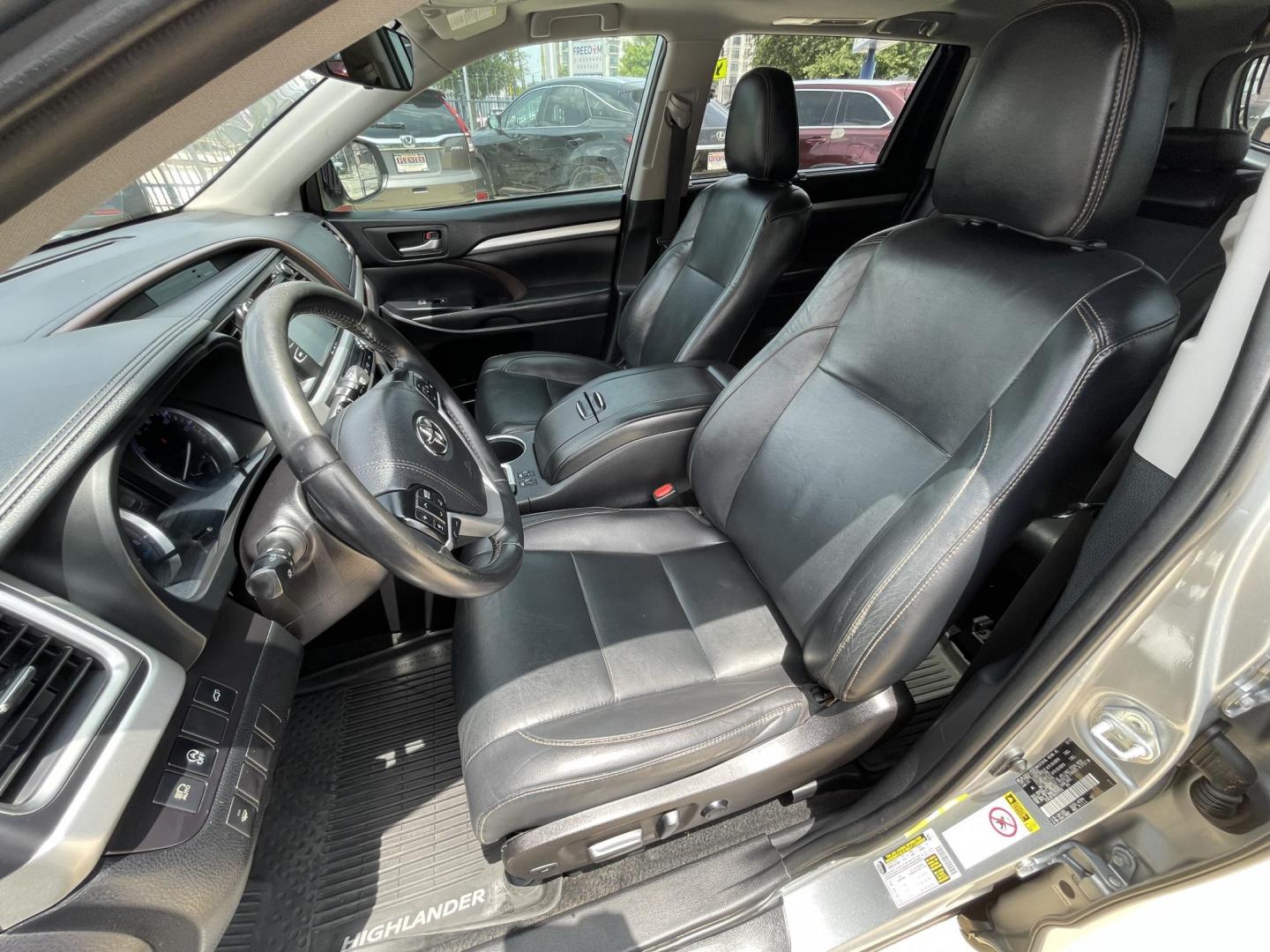 2019 Silver /Black Toyota Highlander XLE FWD V6 (5TDKZRFH0KS) with an 3.5L V6 DOHC 24V engine, 6A transmission, located at 1501 West 15th St., Houston, 77008, (713) 869-2925, 29.797941, -95.411789 - Photo#8