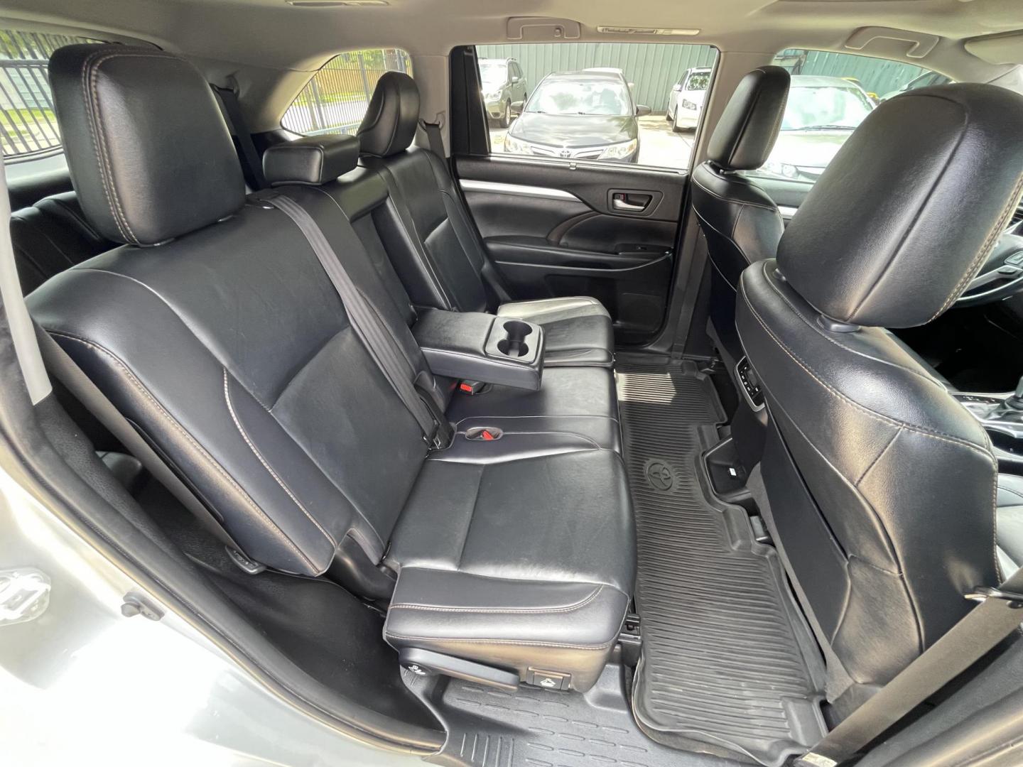2019 Silver /Black Toyota Highlander XLE FWD V6 (5TDKZRFH0KS) with an 3.5L V6 DOHC 24V engine, 6A transmission, located at 1501 West 15th St., Houston, 77008, (713) 869-2925, 29.797941, -95.411789 - Photo#10