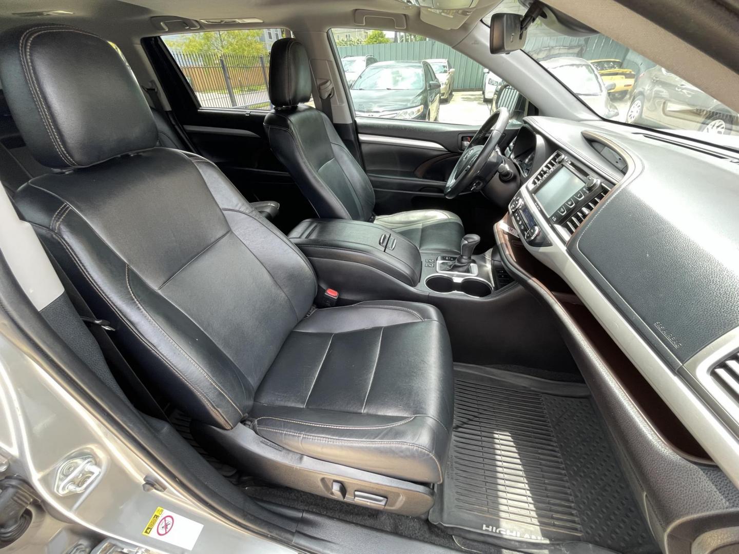 2019 Silver /Black Toyota Highlander XLE FWD V6 (5TDKZRFH0KS) with an 3.5L V6 DOHC 24V engine, 6A transmission, located at 1501 West 15th St., Houston, 77008, (713) 869-2925, 29.797941, -95.411789 - Photo#11