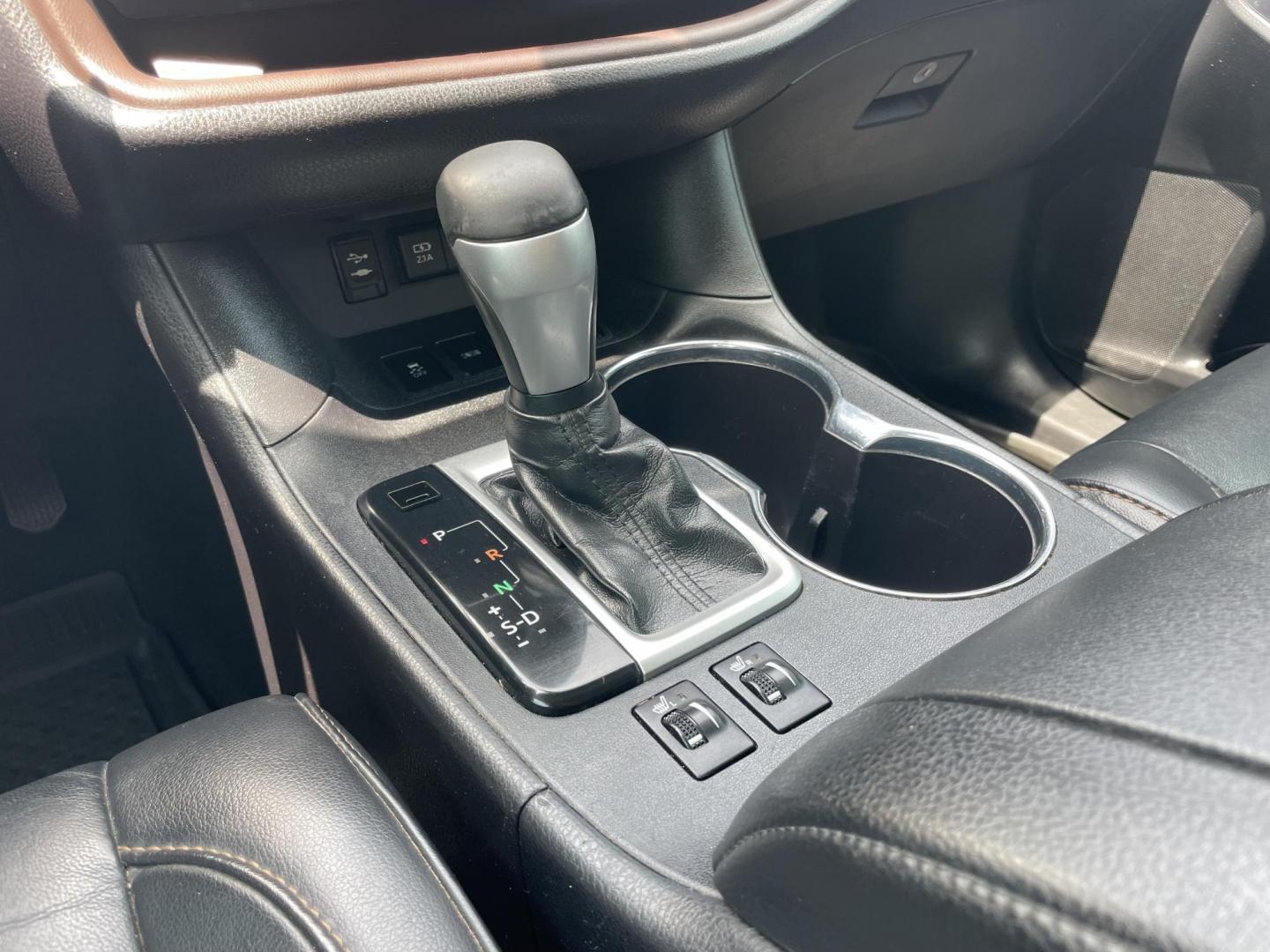 2019 Silver /Black Toyota Highlander XLE FWD V6 (5TDKZRFH0KS) with an 3.5L V6 DOHC 24V engine, 6A transmission, located at 1501 West 15th St., Houston, 77008, (713) 869-2925, 29.797941, -95.411789 - Photo#16