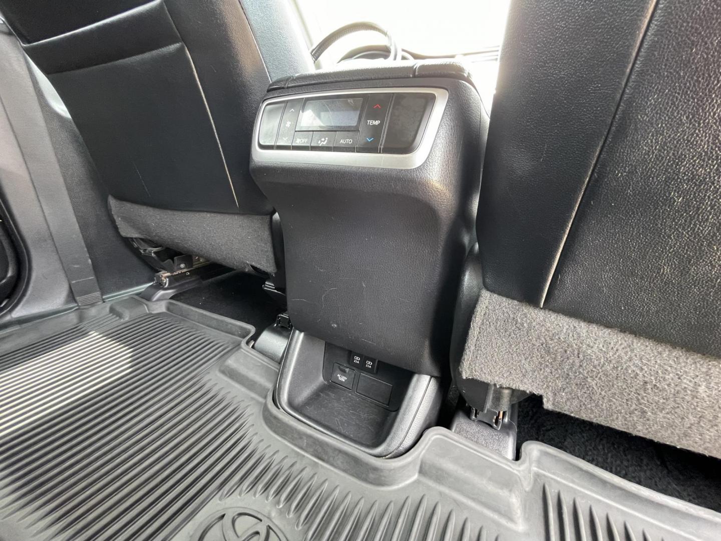 2019 Silver /Black Toyota Highlander XLE FWD V6 (5TDKZRFH0KS) with an 3.5L V6 DOHC 24V engine, 6A transmission, located at 1501 West 15th St., Houston, 77008, (713) 869-2925, 29.797941, -95.411789 - Photo#14