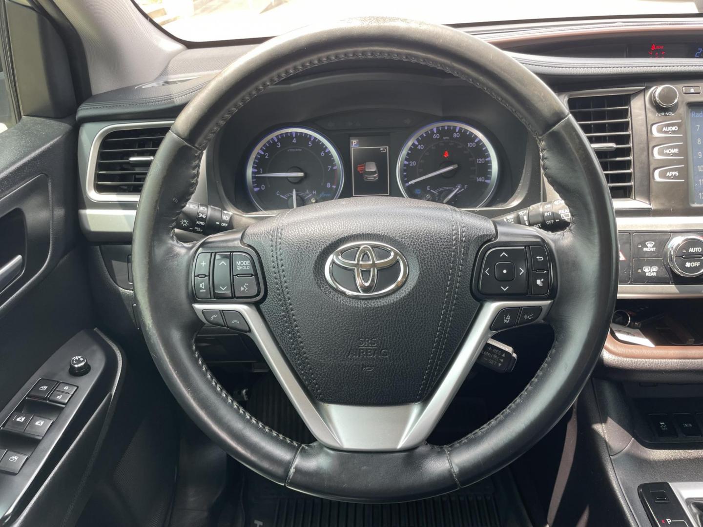 2019 Silver /Black Toyota Highlander XLE FWD V6 (5TDKZRFH0KS) with an 3.5L V6 DOHC 24V engine, 6A transmission, located at 1501 West 15th St., Houston, 77008, (713) 869-2925, 29.797941, -95.411789 - Photo#17